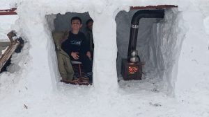 Malatya’da babadan çocuklarına sürpriz kardan ev