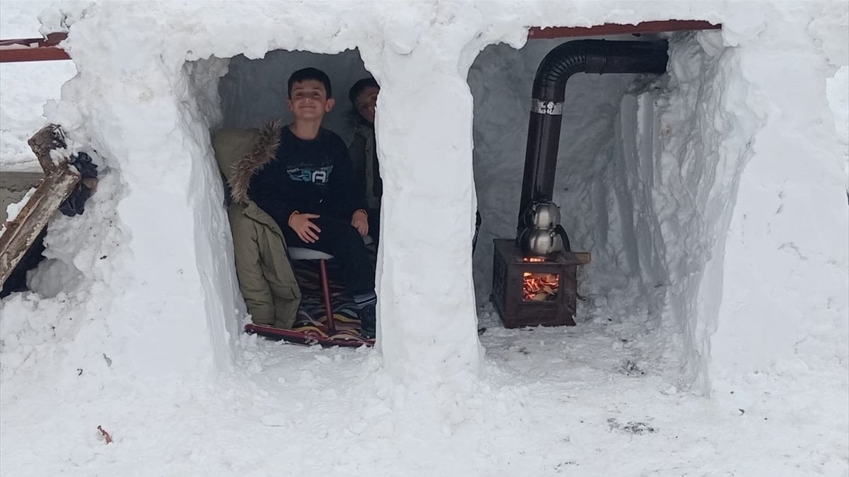 Malatya’da babadan çocuklarına sürpriz kardan ev