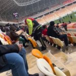 Malatya’da polis memuru üşüyen çocuğa kendi çoraplarını giydirdi