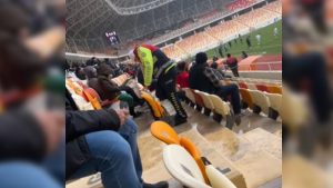 Malatya’da polis memuru üşüyen çocuğa kendi çoraplarını giydirdi