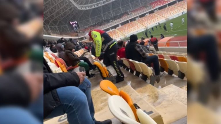 Malatya’da polis memuru üşüyen çocuğa kendi çoraplarını giydirdi