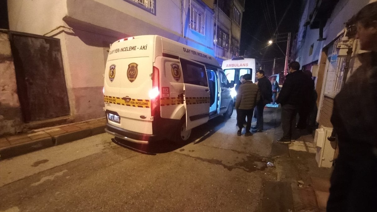 Manisa’da 52 yaşındaki oğlunu yatağında ölü buldu