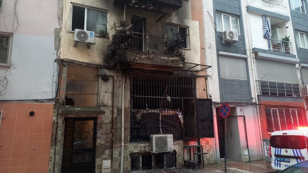 Manisa’da internet kafedeki yangın, eve sıçradı: 5 kişi dumandan etkilendi