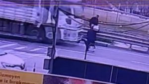 Manisa’da kamyonun çarptığı yaşlı adam hayatını kaybetti