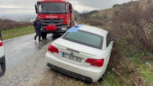Manisa’da kaza yapan otomobilde göğsünden vurulmuş ceset bulundu