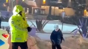 Mardin’de polisle kar topu oynayan gençler kameraya yansıdı