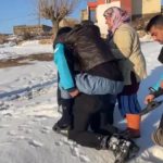 Mardin’de sağlık personeli yaşlı kadını sırtında taşıdı