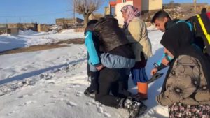 Mardin’de sağlık personeli yaşlı kadını sırtında taşıdı