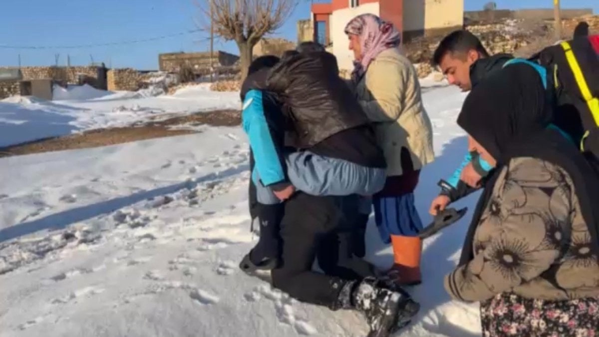 Mardin’de sağlık personeli yaşlı kadını sırtında taşıdı