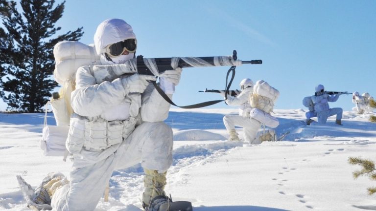 Mehmetçik eğitimde: Beyaz kamuflajla barınma ve çığ kursu