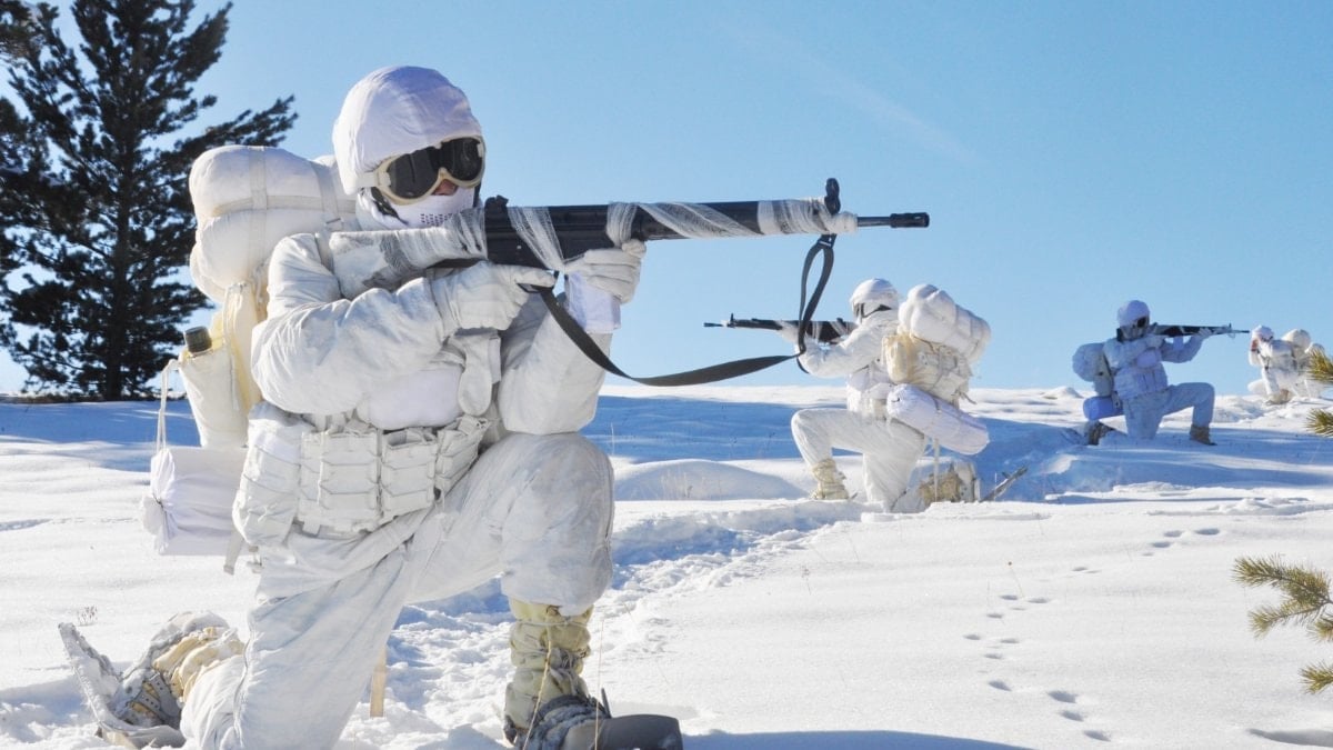 Mehmetçik eğitimde: Beyaz kamuflajla barınma ve çığ kursu