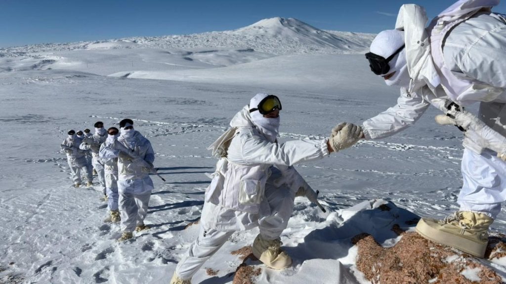 Mehmetçik kar altında hudut güvenliği için görevde