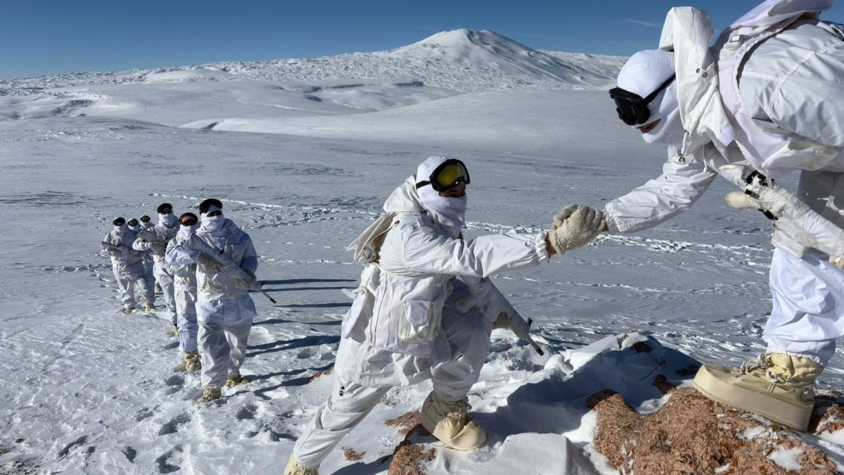 Mehmetçik kar altında hudut güvenliği için görevde