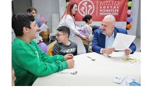 Menemen’de özel çocukların karne sevinci yürekleri ısıttı