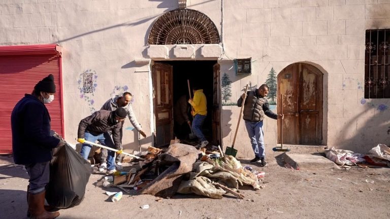 Mersin’de bir evden 168 ton çöp çıkartıldı