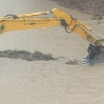 Mersin’de çaya uçan otomobilin sürücüsü kepçeyle kurtarıldı