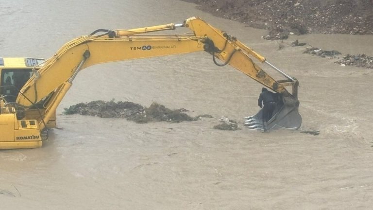Mersin’de çaya uçan otomobilin sürücüsü kepçeyle kurtarıldı