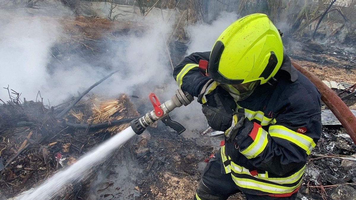 Mersin’de korkutan hurdalık yangını