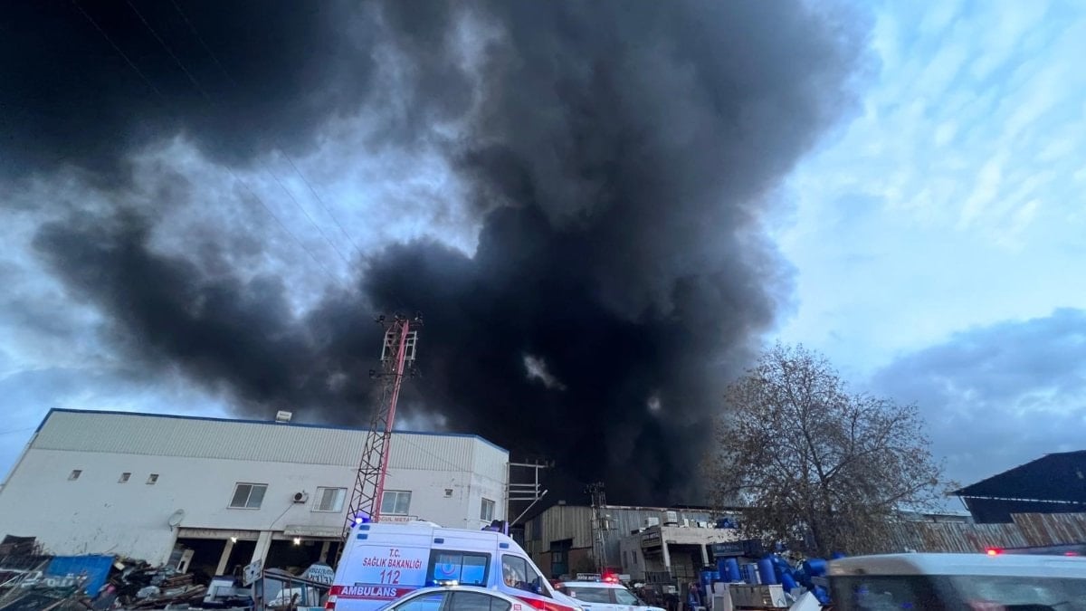 Mersin’de plastik ham madde deposunda yangın