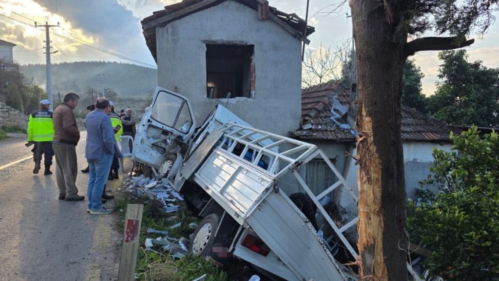 Muğla’da kontrolden çıkan kamyonet eve çarptı: 1 ölü