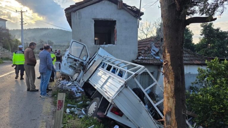 Muğla’da kontrolden çıkan kamyonet eve çarptı: 1 ölü