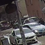 Muş’ta çatıdan kopan kar kütlesinin üzerine düştüğü otomobilde hasar oluştu