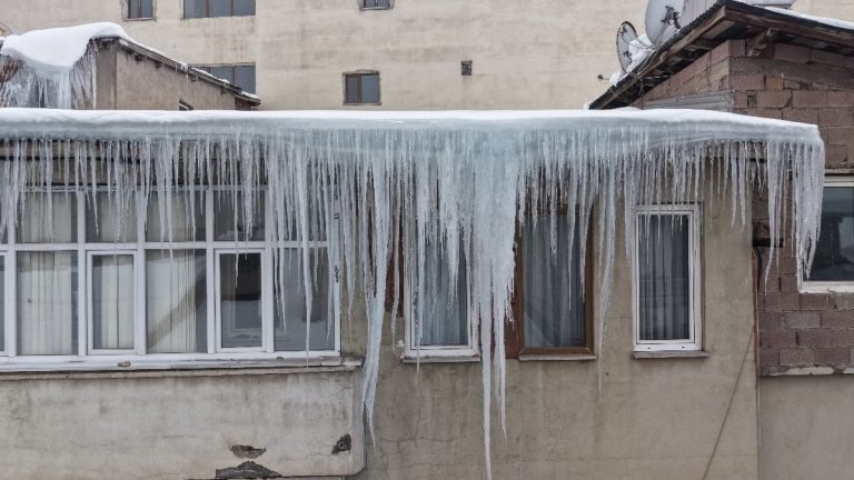 Muş’ta çatılarda oluşan dev buz sarkıtları korkuya neden oldu
