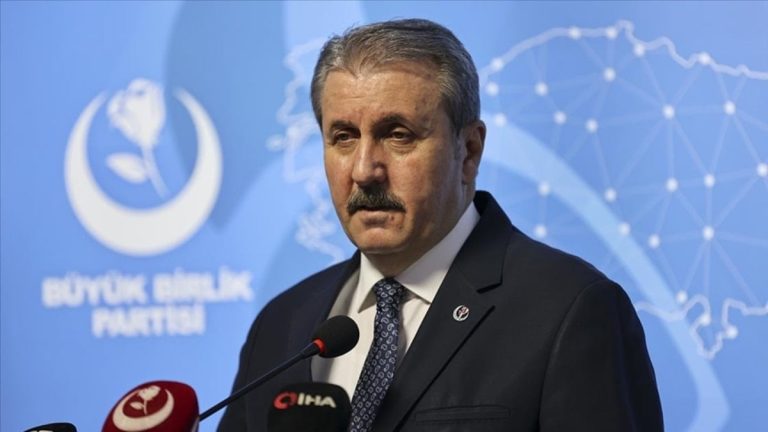 Mustafa Destici’den Gülben Ergen’e: Sanatçı değil