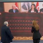 Öcalan’ın Bahçeli’ye hediye ettiği kilimi canlı yayında yorumladılar: Kurt imajı görülüyor