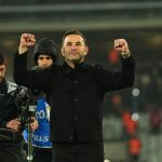 Okan Buruk, maç sonu taraftarlara 3’lü çektirdi