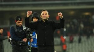 Okan Buruk, maç sonu taraftarlara 3’lü çektirdi