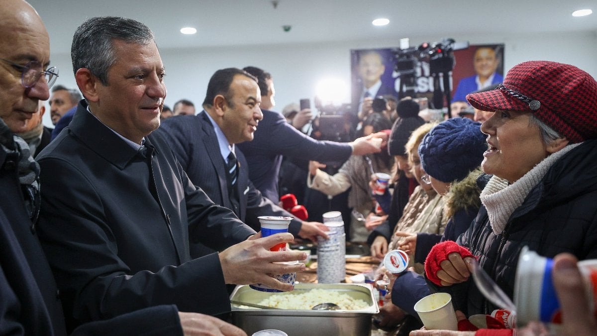 Özgür Özel, cuma namazının ardından vatandaşlara hayır yemeği dağıttı
