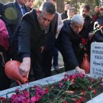 Özgür Özel, Manisa’da kabir ziyareti yapıp mezarlara su döktü