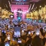 Paris’te yeni yıl kutlamasında dikkat çeken anlar