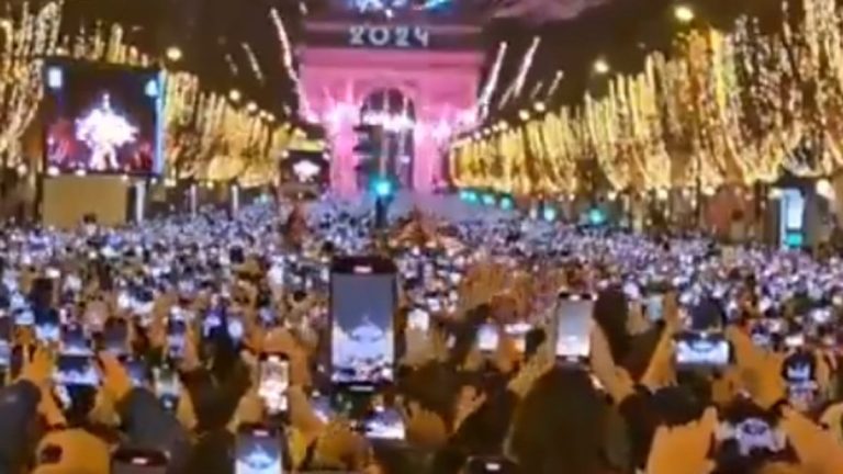 Paris’te yeni yıl kutlamasında dikkat çeken anlar