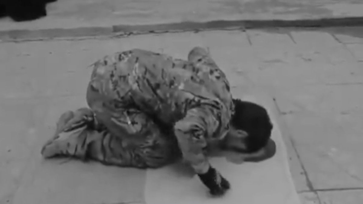 PKK’lı terörist, Abdullah Öcalan’ın fotoğrafına secde etti