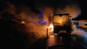 Pozantı Otoyolunda korku dolu anlar: Yolcu otobüsü alev alev yandı