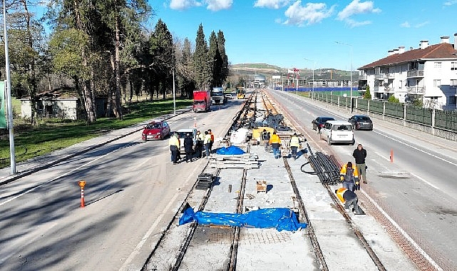 Raylar tam yol Kartepe’ye doğru döşeniyor