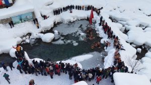 Rize’de 1300 rakımda buzlu gölde cesaret buluşması