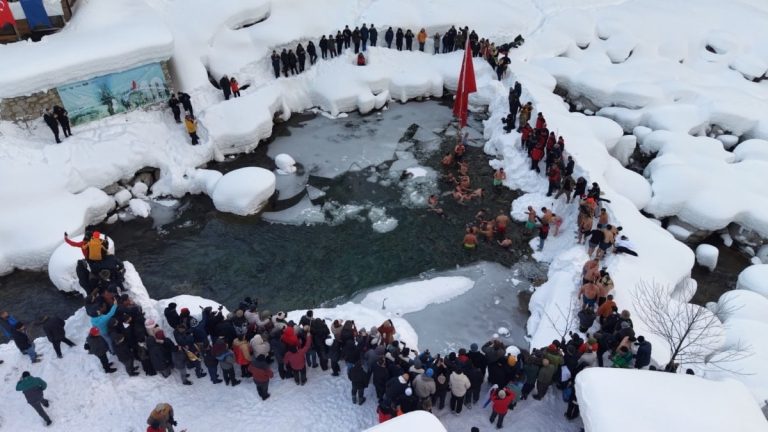 Rize’de 1300 rakımda buzlu gölde cesaret buluşması