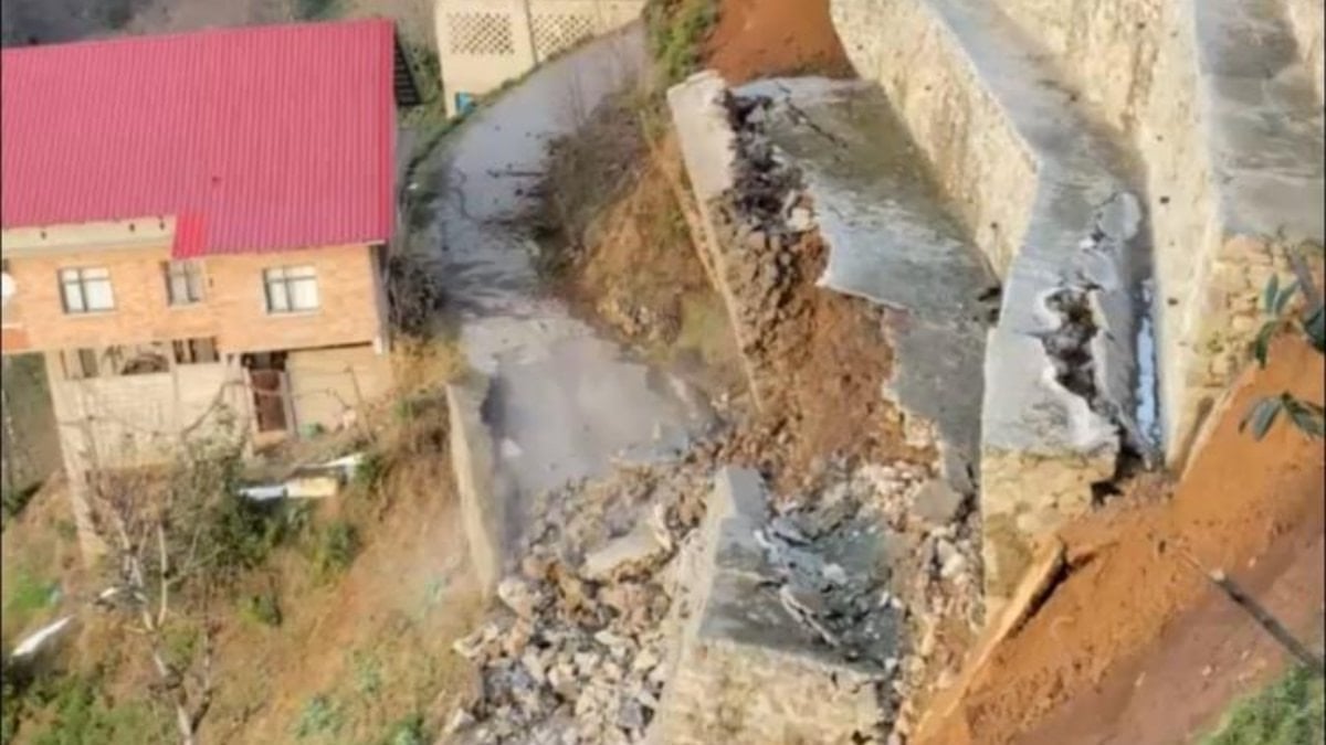 Rize’de istinat duvarı çöktü: 2 ev boşaltıldı