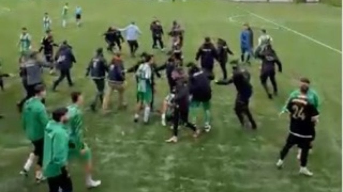 Rize’de Süper Amatör Lig maçında saha karıştı