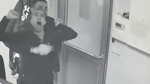 Sakarya’da engelli çalışanı, güvenlik görevlisinin Heimlich manevrası kurtardı