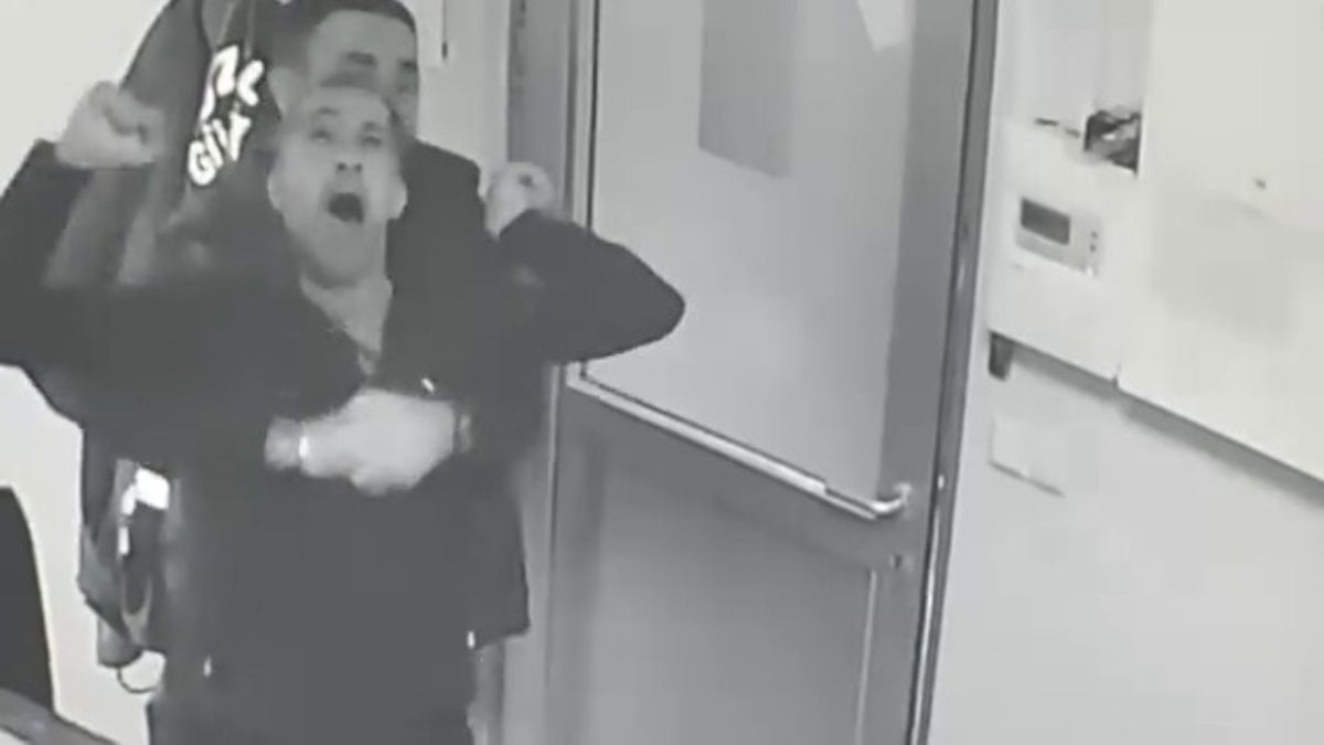 Sakarya’da engelli çalışanı, güvenlik görevlisinin Heimlich manevrası kurtardı