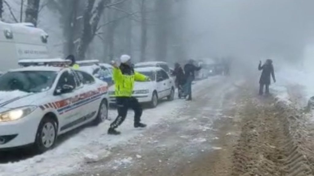 Sakarya’da jandarma ile çocukların yürekleri ısıtan kar topu savaşı