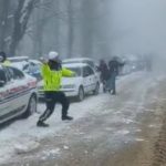 Sakarya’da jandarma ile çocukların yürekleri ısıtan kar topu savaşı