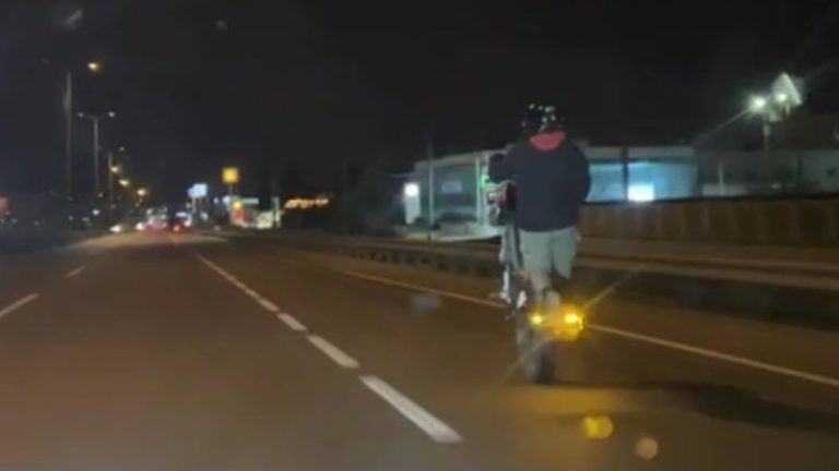 Sakarya’da tehlikeli şov: Motosikletli trafikte tek teker üzerinde ilerledi