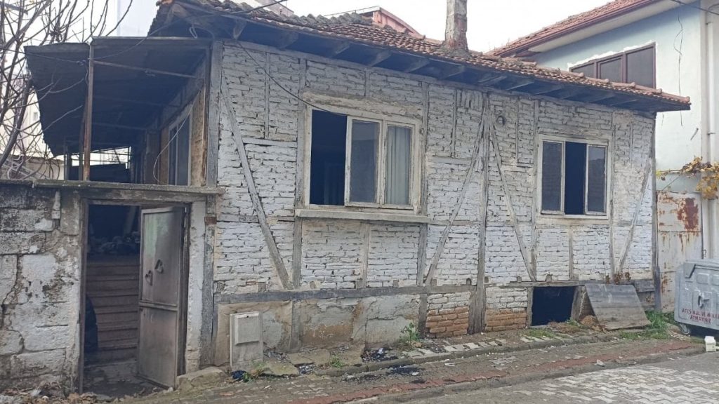 Sakarya’da tek başına yaşadığı evinde çıkan yangında hayatını kaybetti