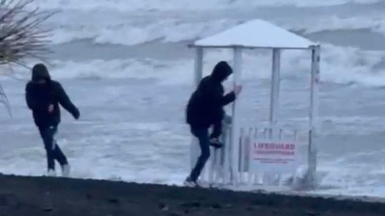 Samsun’da cankurtaran kulübesini denize atmaya çalıştılar