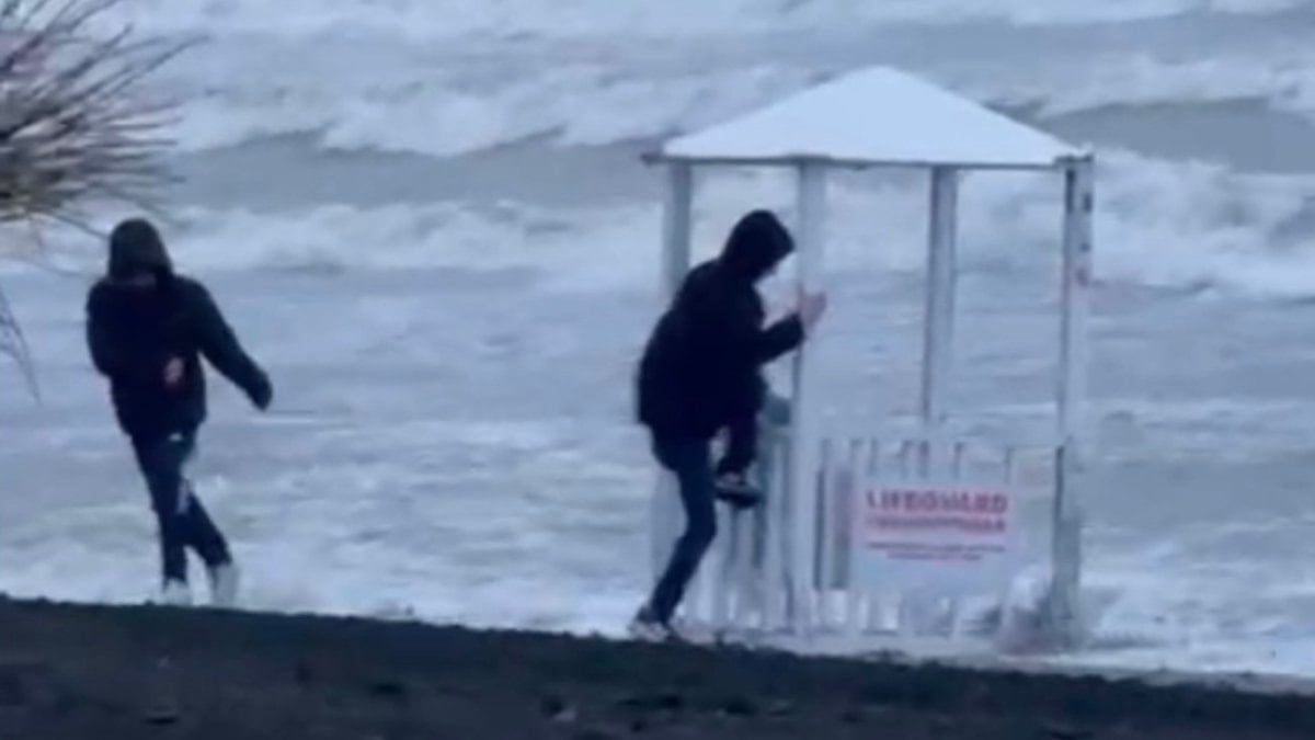 Samsun’da cankurtaran kulübesini denize atmaya çalıştılar